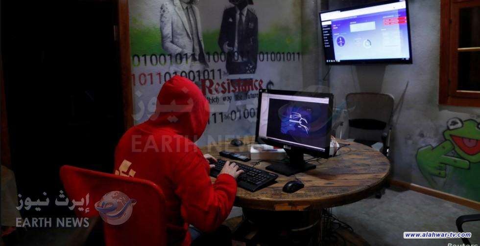 مقلد للأصوات يكسب قرابة الـ 100 مليون عبر الابتزاز